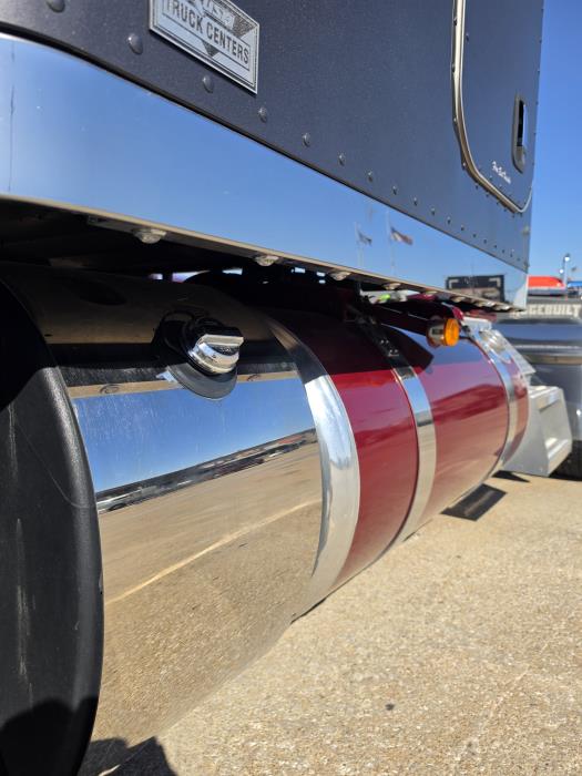 2023 Peterbilt 389-17