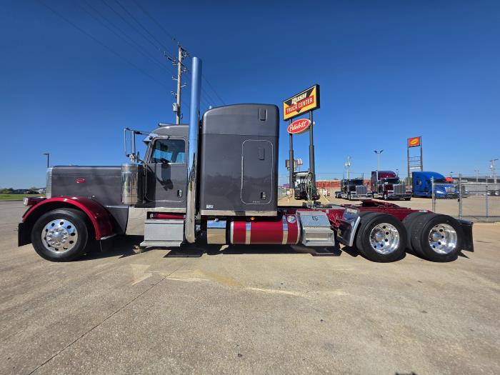 2023 Peterbilt 389-2