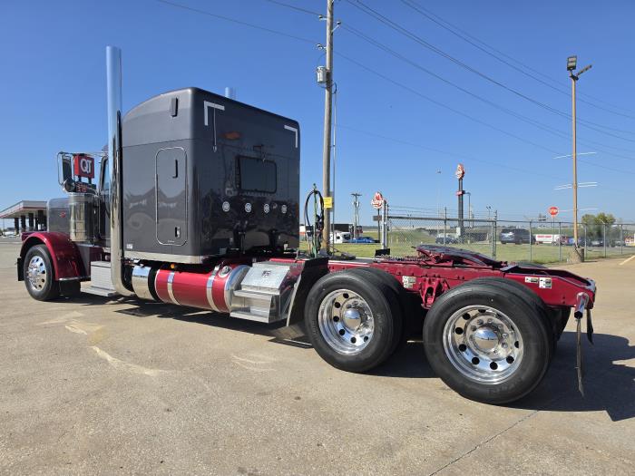 2023 Peterbilt 389-3