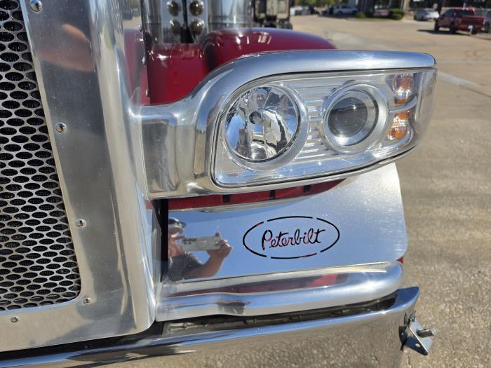 2023 Peterbilt 389-28