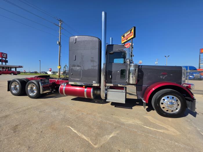 2023 Peterbilt 389-10