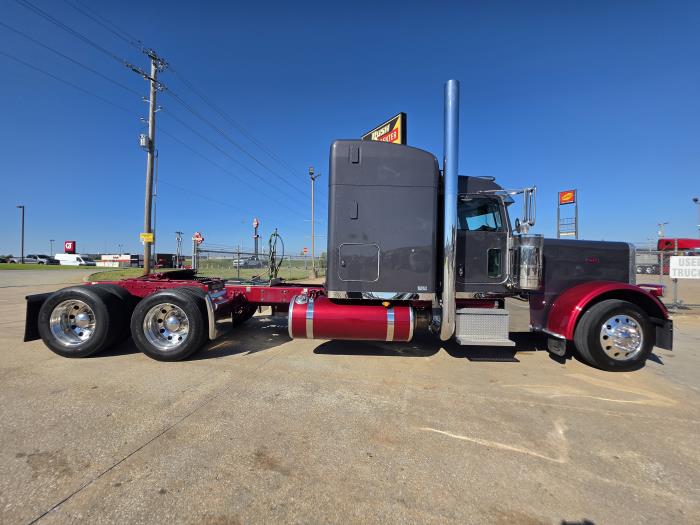 2023 Peterbilt 389-8