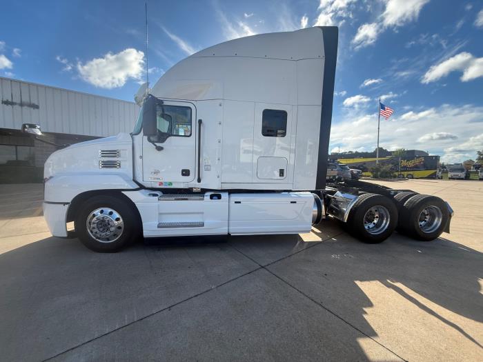 2019 Mack Anthem-1