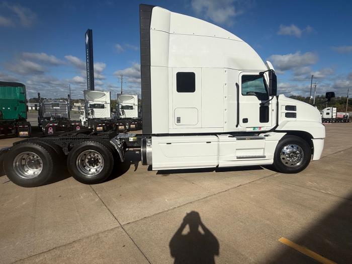 2019 Mack Anthem-9