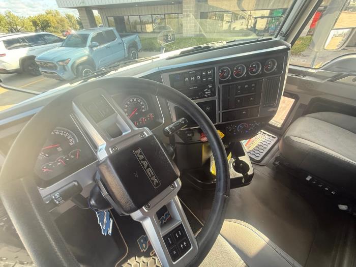 2019 Mack Anthem-12