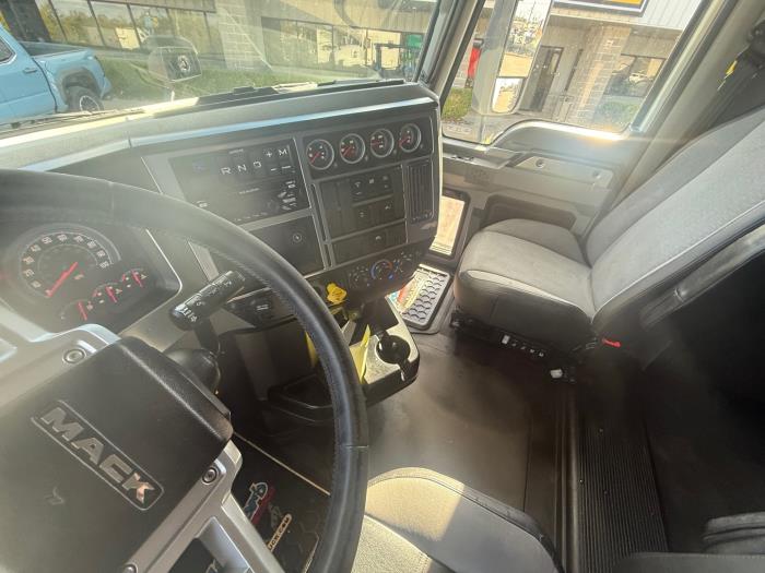 2019 Mack Anthem-13