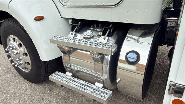 2022 Peterbilt 337-33